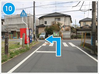 道なりに進み栗山幼稚園の正門を通り過ぎ、突き当りのT字を左折します